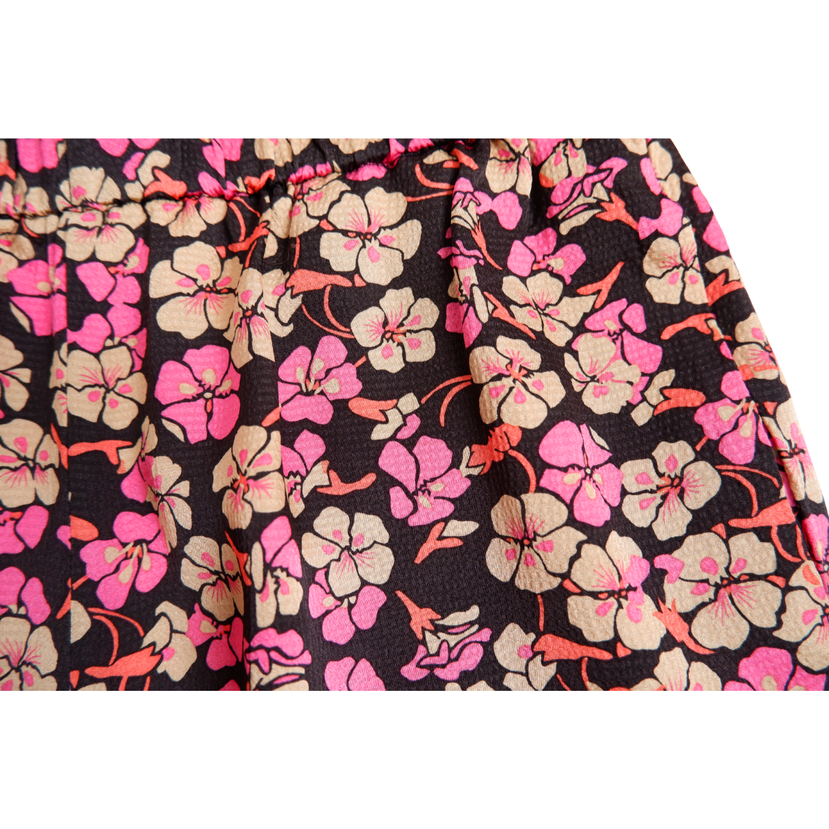 Zwarte broek met felroze bloemen