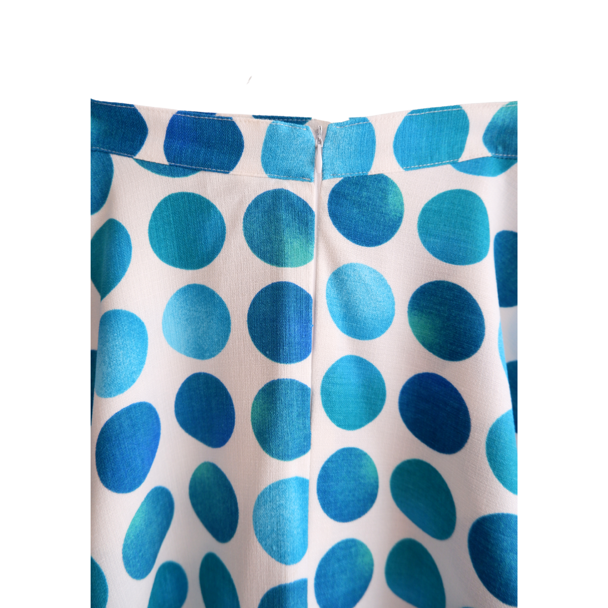 Witte zwierrok met blauwe bollen