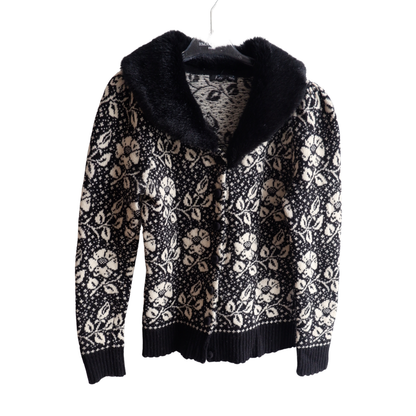 Zwarte wollen trui (met afneembare kraag)