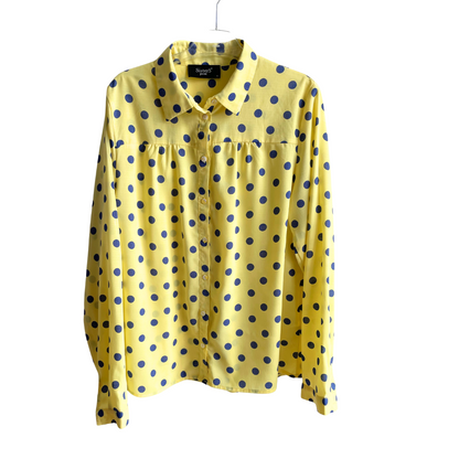 Gele blouse met blauwe bollen