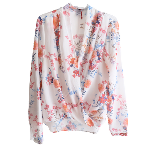 Witte luchtige blouse met bloemen