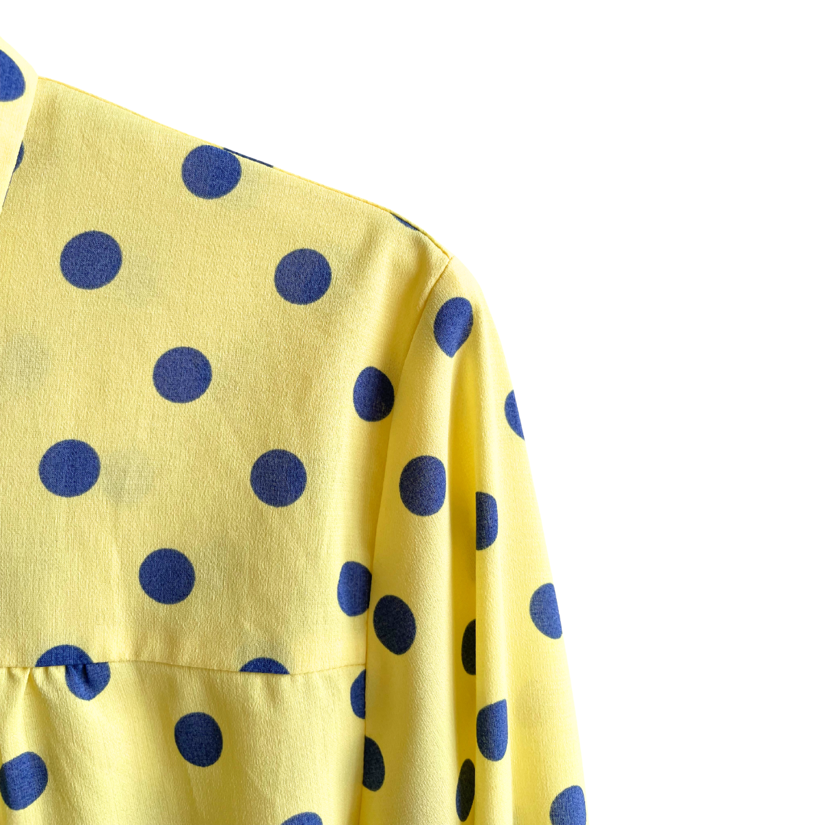 Gele blouse met blauwe bollen