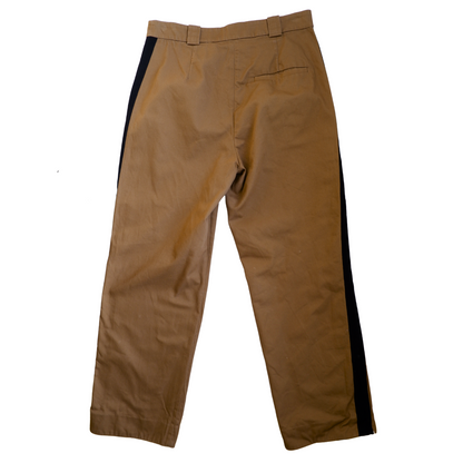 Broek met zwarte streep