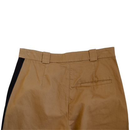 Broek met zwarte streep