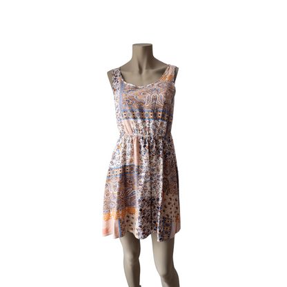 Warmkleurige zomerjurk met patroon